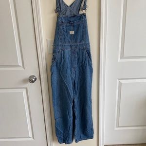 Old Navy Overalls with pockets!